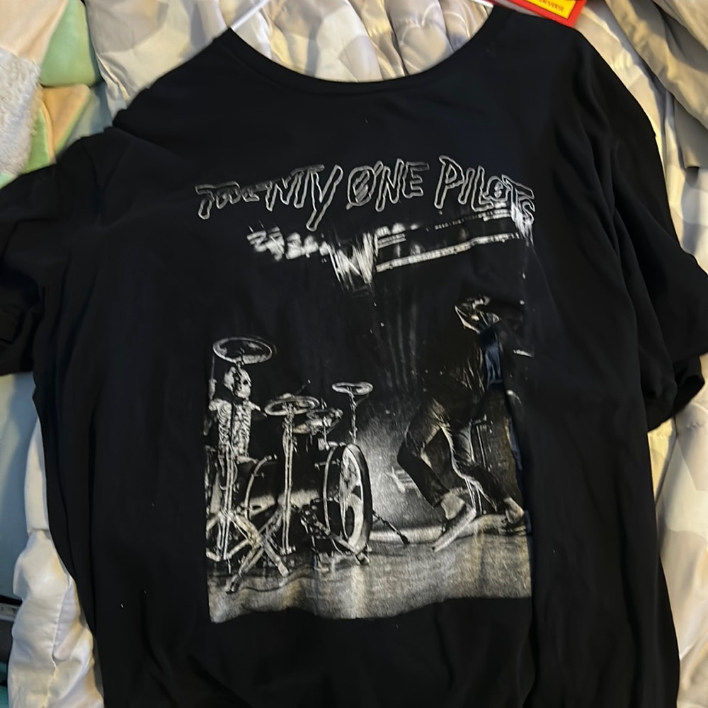 Hot topic, Twenty One Pilots shirt